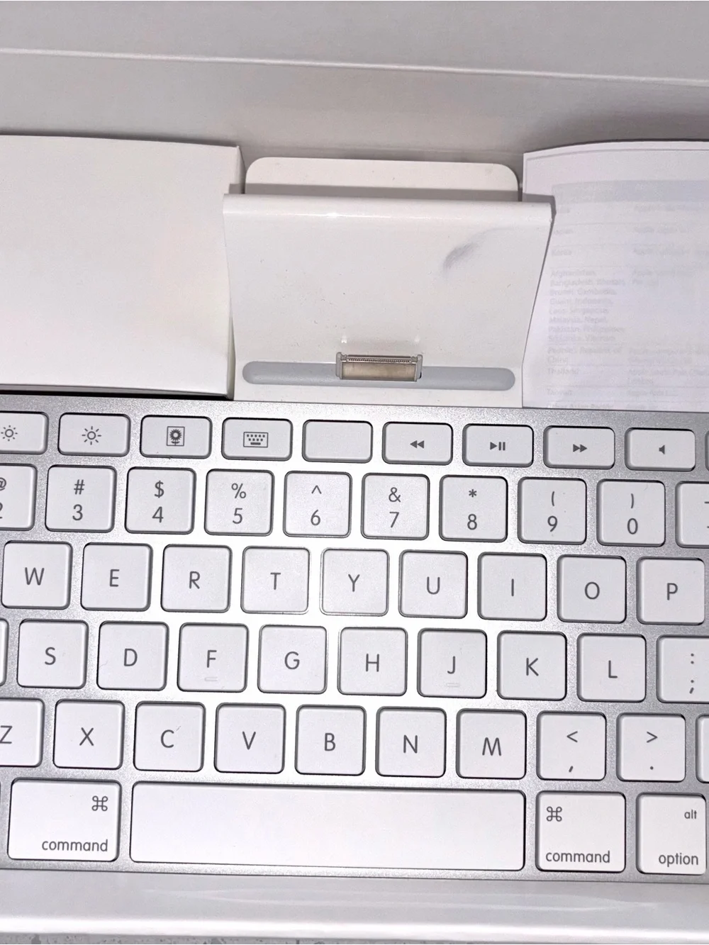 Apple Wireless Keyboard and Dock for Tablet - White